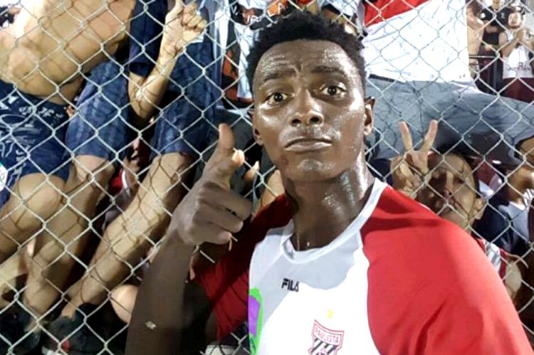 Brendon celebra vitória com torcedores do Paulista Seu nome verdadeiro seria Heltton