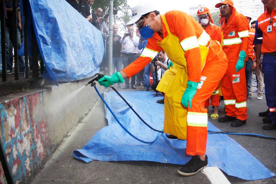 Prefeito de São Paulo, João Doria (PSDB) participa de pintura de equipamento público em ação da Operação Cidade Linda na Avenida 23 de Maio, no bairro do Paraiso, zona sul de São Paulo - 14/01/2017