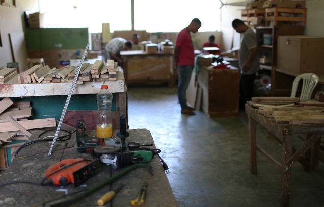 Nas oficinas, os presos podem usar qualquer tipo de ferramenta que desejem - Foto: Sérgio Dutti Nas oficinas, os presos podem usar qualquer tipo de ferramenta que desejem - Foto: Sérgio Dutti