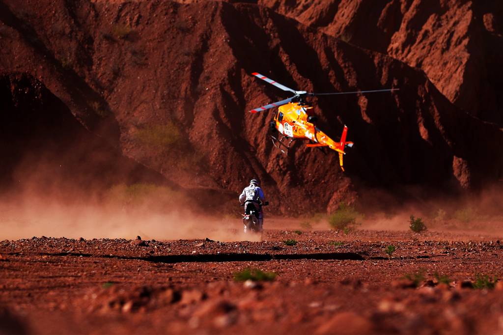 O piloto portugu&ecirc;s Joaquim Rodrigues dirige motocicleta, durante o terceiro dia do Rali Dakar 2017, entre as cidades de San Miguel de Tucuman e San Salvador de Jujuy, na Argentina - 04/01/2017