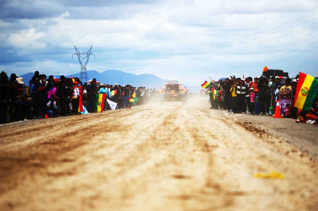 P&uacute;blico acompanha passagem do carro do piloto franc&ecirc;s Eric Bernard, durante o sexto dia do Rali Dakar 2017, entre as cidades bolivianas de Oruro e La Paz - 07/01/2017