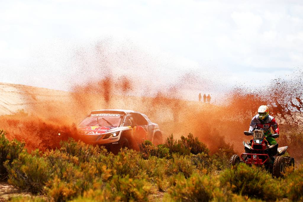 O piloto franc&ecirc;s Sebastien Loeb (esq) e o argentino Santiago Hansen (dir), durante o s&eacute;timo dia do Rali Dakar 2017, entre as cidades bolivianas de La Paz e Uyuni - 09/01/2017