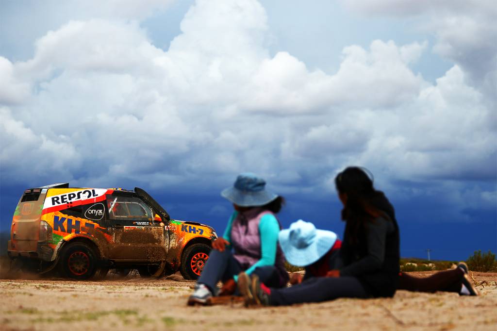 P&uacute;blico observa passagem do piloto espanhol Isidre Esteve, durante o s&eacute;timo dia do Rali Dakar 2017, entre as cidades bolivianas de La Paz e Uyuni - 09/01/2017
