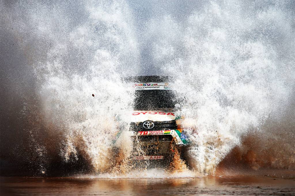 O piloto boliviano Alberto Rodrigo Gutierrez durante o oitavo dia do Rali Dakar 2017, entre as cidades de Uyuni, na Bol&iacute;via, e Salta, na Argentina - 10/01/2017