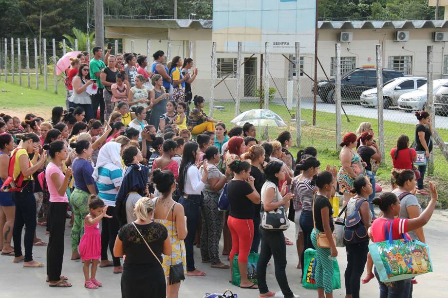 Famílias de presidiários do Complexo Anísio Jobim aguardam do lado de fora por informações sobre presos que participam de rebelião, em Manaus - 02/01/2017