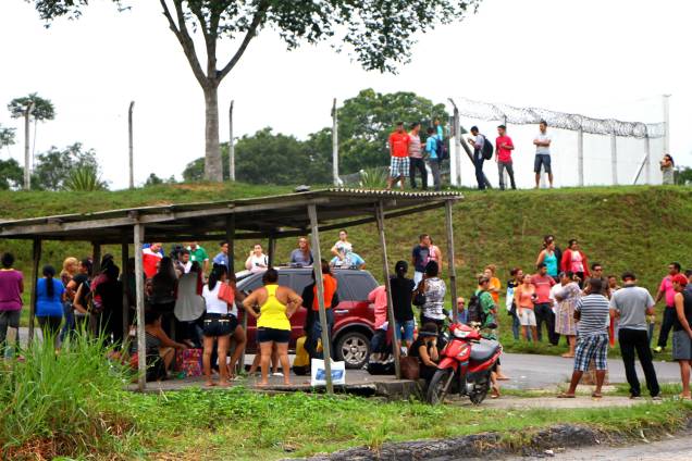Parentes aguardam informações na entrada do Complexo Penitenciário Anísio Jobim, em Manaus, Amazonas - 02/01/2017 Parentes aguardam informações na entrada do Complexo Penitenciário Anísio Jobim, em Manaus, Amazonas - 02/01/2017