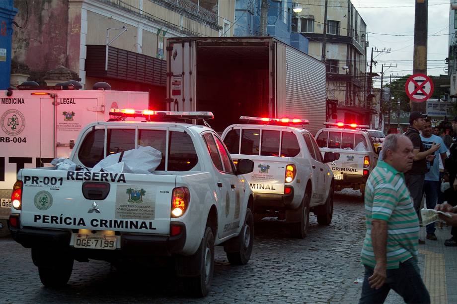 Corpos são retirados neste domingo (15) da Penitenciária Federal de Alcaçuz, na região metropolitana de Natal (RN). A rebelião durou cerca de 14h e teve pelo menos 27 mortos.