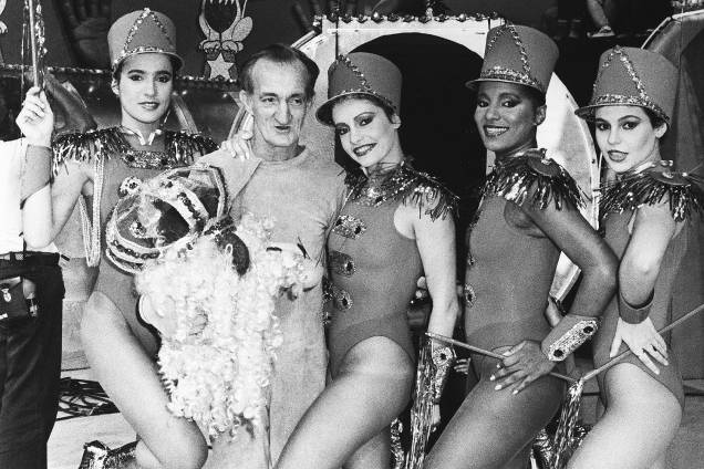 Russo, fantasiado de leão, com as chacretes, no programa "Programa do Chacrinha", na Rede Globo. Russo, fantasiado de leão, com as chacretes, no programa "Programa do Chacrinha", na Rede Globo.