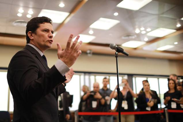 O juiz federal Sérgio Moro fala com a imprensa, durante o velório do ministro do STF Teori Zavascki, no Tribunal Regional Federal de Porto Alegre O juiz federal Sérgio Moro fala com a imprensa, durante o velório do ministro do STF Teori Zavascki, no Tribunal Regional Federal de Porto Alegre