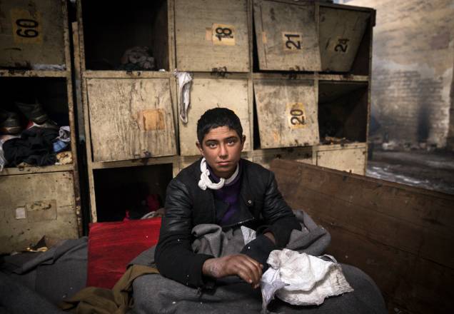 Imigrante mostra mão ferida para fotógrafo, enquanto se abriga da neve dentro de um armazém, em Belgrado, Sérvia Imigrante mostra mão ferida para fotógrafo, enquanto se abriga da neve dentro de um armazém, em Belgrado, Sérvia