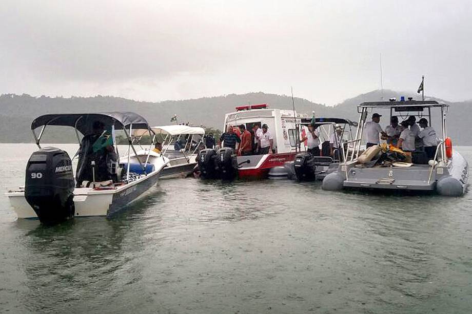 Equipes fazem buscas após acidente aéreo de avião prefixo PR-SOM, modelo Hawker Beechcraft King Air C90, em Paraty, no litoral sul do Rio, na tarde desta quinta (19). O ministro do STF  Teori Zavascki, relator da Lava Jato, morreu no acidente