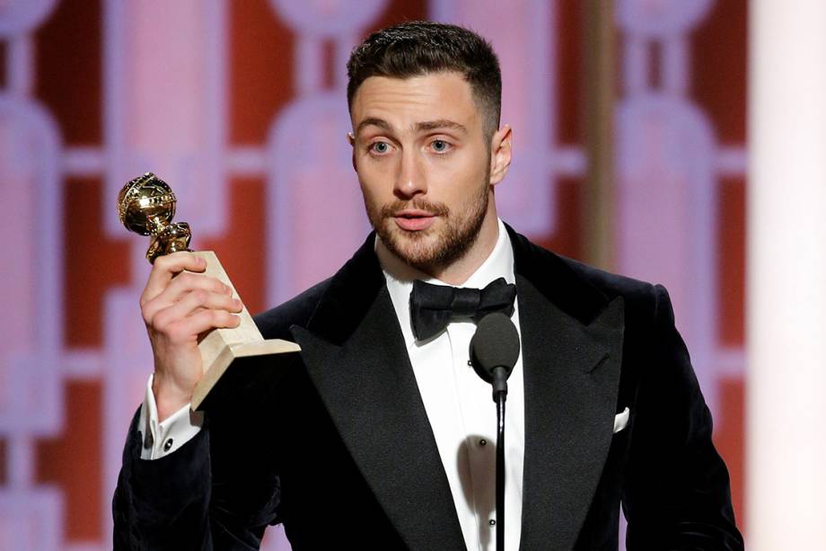 O ator Aaron Taylor-Johnson recebe o prêmio de melhor ator coadjuvante em filme