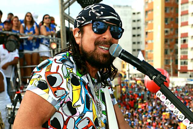 Bell Marques se apresenta em trio elétrico em Salvador, Bahia Bell Marques se apresenta em trio elétrico em Salvador, Bahia