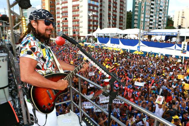 Bell Marques se apresenta em trio elétrico em Salvador, Bahia Bell Marques se apresenta em trio elétrico em Salvador, Bahia