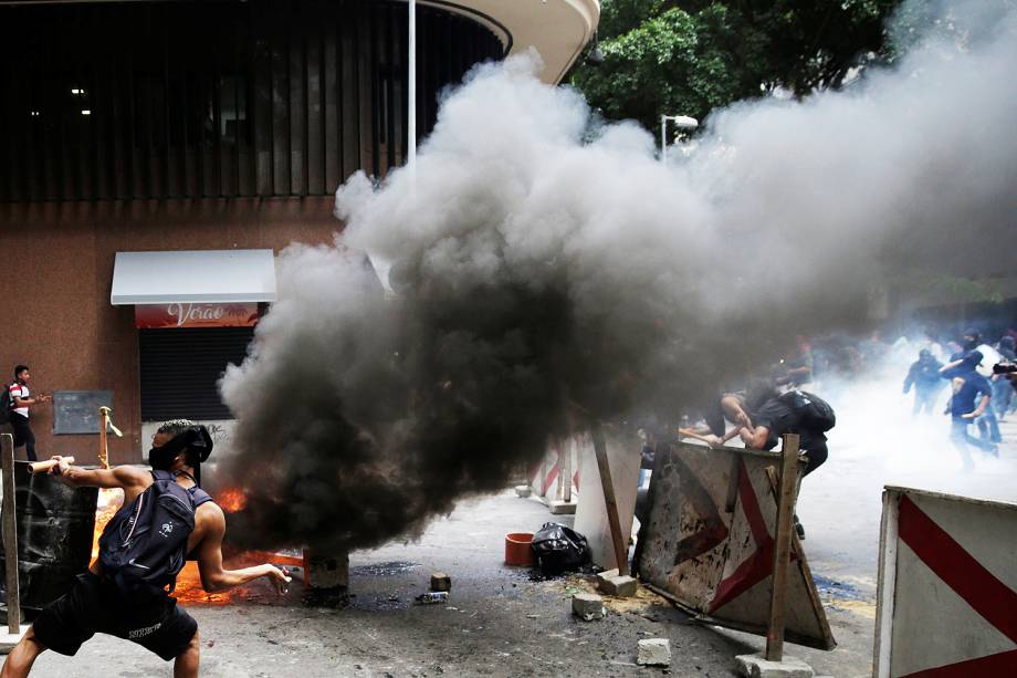 Confronto entre manifestantes e policiais militares do Batalhão de Choque. Protesto de servidores do Estado do Rio de Janeiro contra o pacote de ajuste fiscal do governo, realizado em frente ao prédio da Alerj (Assembleia Legislativa do Rio de Janeiro) - 09/02/2017