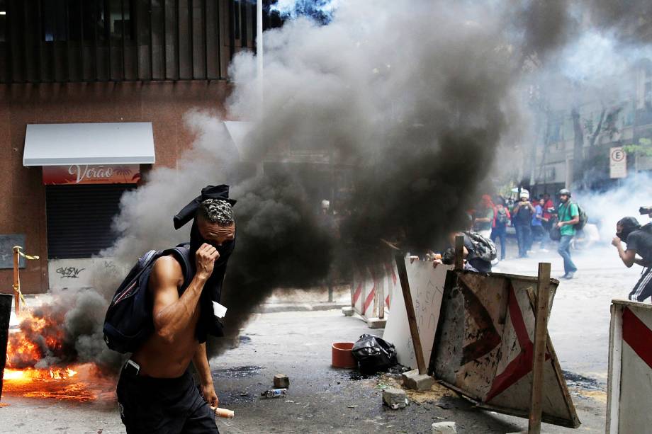 Funcionários públicos estaduais entram em confronto com policiais durante protesto em frente à Assembleia Legislativa (Alerj), centro do Rio de Janeiro (RJ) - 09/02/2017