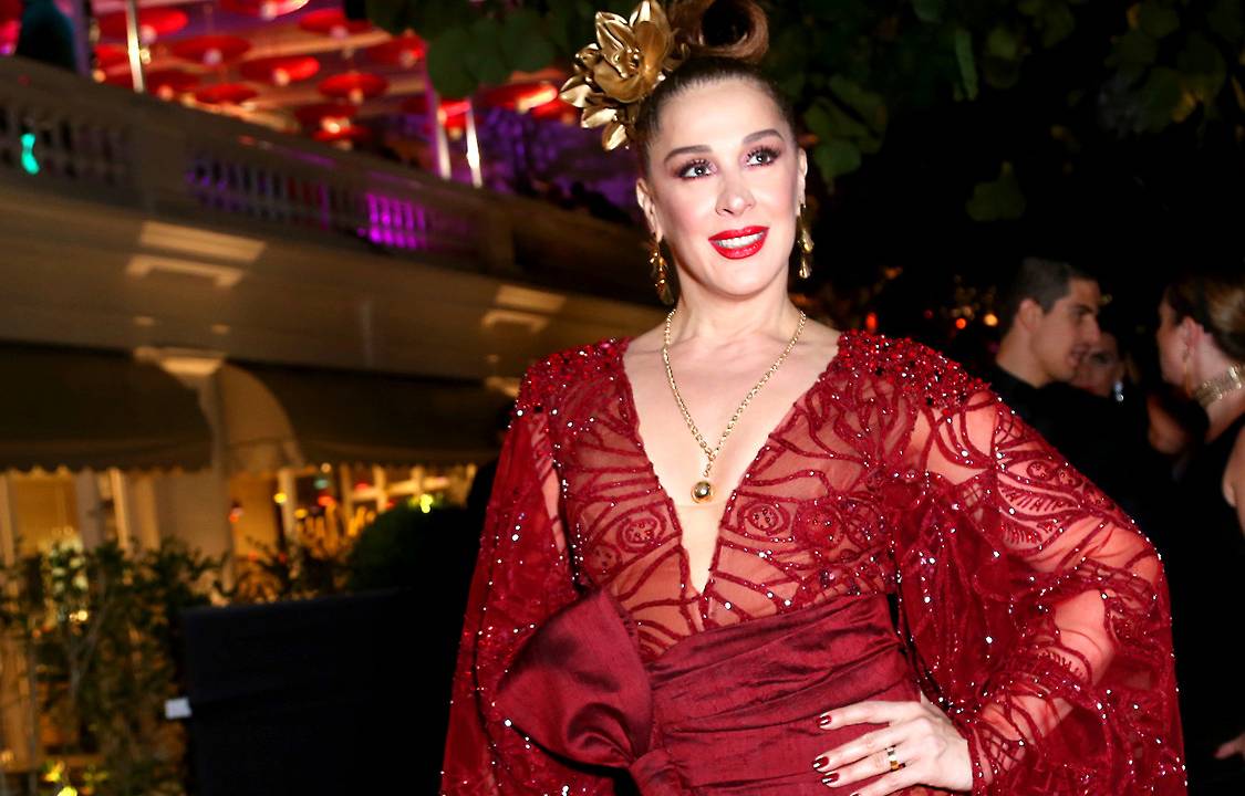 Cláudia Raia comparece ao baile de carnaval promovido pelo hotel Copacabana Palace, no Rio de Janeiro