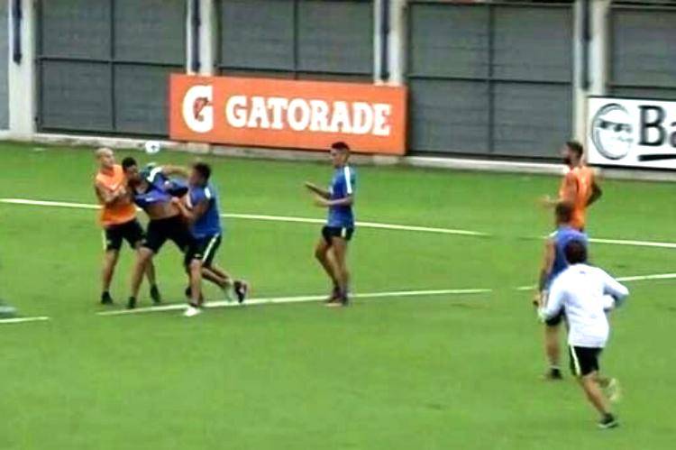 Vídeo: jogadores do Boca Juniors trocam socos em treino