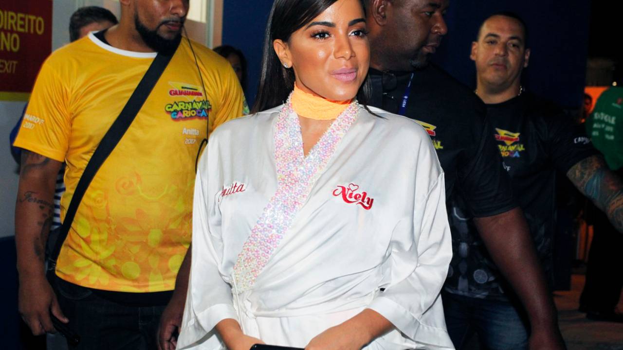 A cantora Anitta chega para show no Camarote Guanabara - 27/02/2017
