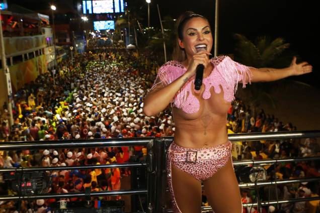 A cantora Alinne Rosa se apresenta em trio elétrico no Carnaval de Salvador (BA) - 24/02/2017 A cantora Alinne Rosa se apresenta em trio elétrico no Carnaval de Salvador (BA) - 24/02/2017