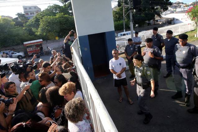Policial conversa com familiares que bloqueiam a entrada principal do batalhão da PM em Vitória no Espírito Santo - 11/02/2017 Policial conversa com familiares que bloqueiam a entrada principal do batalhão da PM em Vitória no Espírito Santo - 11/02/2017