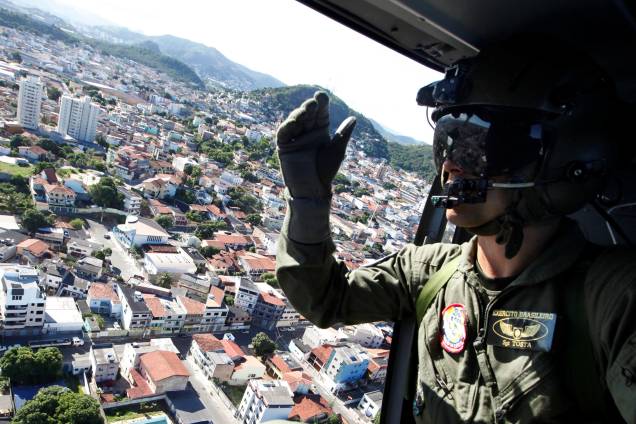 Soldado da Força Aérea patrulha de helicóptero, as ruas de Vila Velha, no Espírito Santo durante paralisação da polícia militar do estado - 11/02/2017 Soldado da Força Aérea patrulha de helicóptero, as ruas de Vila Velha, no Espírito Santo durante paralisação da polícia militar do estado - 11/02/2017