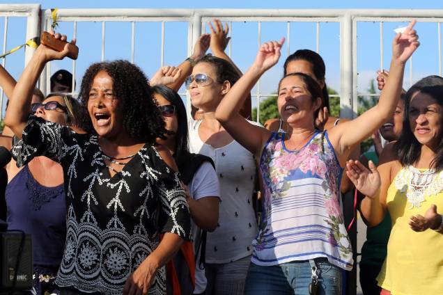 Parentes de policiais protestam na entrada principal do batalhão da PM, durante greve da categoria em Vitória, no Espírito Santo - 11/02/2017 Parentes de policiais protestam na entrada principal do batalhão da PM, durante greve da categoria em Vitória, no Espírito Santo - 11/02/2017