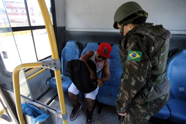 Soldado do exército revista uma pessoa dentro de um ônibus, durante paralisação da polícia militar em Vila Velha, no Espírito Santo - 11/02/2017 Soldado do exército revista uma pessoa dentro de um ônibus, durante paralisação da polícia militar em Vila Velha, no Espírito Santo - 11/02/2017