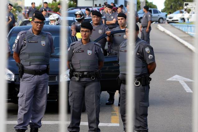 Policiais militares não conseguem deixar o batalhão, em Vitória Policiais militares não conseguem deixar o batalhão, em Vitória