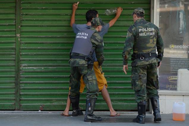 Policiais militares de férias e de folga voltam às ruas em Vitória (ES) - 11/02/2017 Policiais militares de férias e de folga voltam às ruas em Vitória (ES) - 11/02/2017