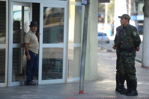 Policiais militares de férias e de folga voltam às ruas em Vitória (ES) - 11/02/2017 Policiais militares de férias e de folga voltam às ruas em Vitória (ES) - 11/02/2017