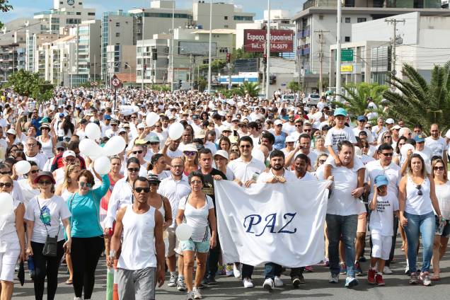 Protesto denominado 'Caminhada das Famílias pela Paz' ocupa a orla da Praia de Camburi, em Vitória (ES). A crise de segurança no Estado chegou ao 9ª dia e já soma 142 homicídios, segundo o Sindicato dos Policiais Civis (Sindipol) - 12/02/2017 Protesto denominado 'Caminhada das Famílias pela Paz' ocupa a orla da Praia de Camburi, em Vitória (ES). A crise de segurança no Estado chegou ao 9ª dia e já soma 142 homicídios, segundo o Sindicato dos Policiais Civis (Sindipol) - 12/02/2017