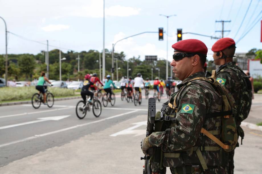 Protesto denominado 'Caminhada das Famílias pela Paz' ocupa a orla da Praia de Camburi, em Vitória (ES). A crise de segurança no Estado chegou ao 9ª dia e já soma 142 homicídios, segundo o Sindicato dos Policiais Civis (Sindipol) - 12/02/2017