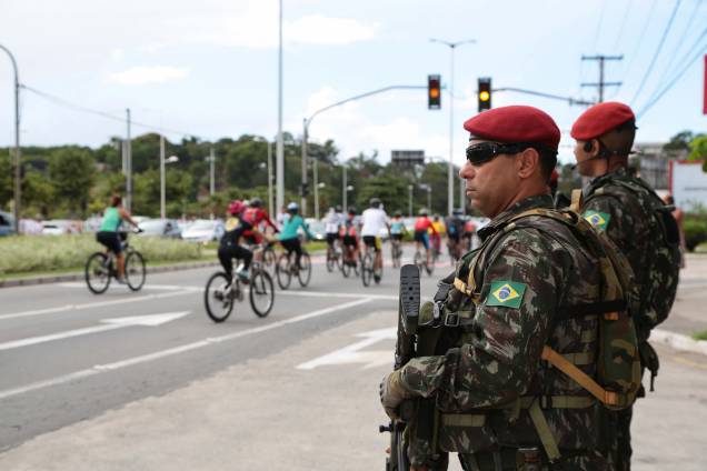 Protesto denominado 'Caminhada das Famílias pela Paz' ocupa a orla da Praia de Camburi, em Vitória (ES). A crise de segurança no Estado chegou ao 9ª dia e já soma 142 homicídios, segundo o Sindicato dos Policiais Civis (Sindipol) - 12/02/2017 Protesto denominado 'Caminhada das Famílias pela Paz' ocupa a orla da Praia de Camburi, em Vitória (ES). A crise de segurança no Estado chegou ao 9ª dia e já soma 142 homicídios, segundo o Sindicato dos Policiais Civis (Sindipol) - 12/02/2017