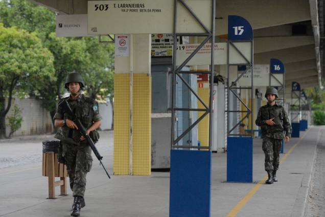 Soldados do Exército fazem a segurança das ruas e dos terminais rodoviários em Vila Velha, região metropolitana de Vitória - 08/02/2017 Soldados do Exército fazem a segurança das ruas e dos terminais rodoviários em Vila Velha, região metropolitana de Vitória - 08/02/2017