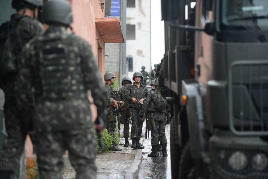 Soldados do Exército fazem a segurança das ruas e dos terminais rodoviários em Vila Velha, região metropolitana de Vitória - 08/02/2017