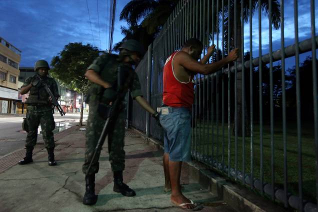 Soldado do Exército revista uma pessoa durante patrulha nas ruas de Vila Velha, no Espírito Santo - 09/02/2017 Soldado do Exército revista uma pessoa durante patrulha nas ruas de Vila Velha, no Espírito Santo - 09/02/2017
