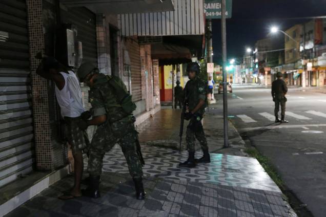 Soldado do Exército revista uma pessoa durante patrulha nas ruas de Vila Velha, no Espírito Santo - 09/02/2017 Soldado do Exército revista uma pessoa durante patrulha nas ruas de Vila Velha, no Espírito Santo - 09/02/2017