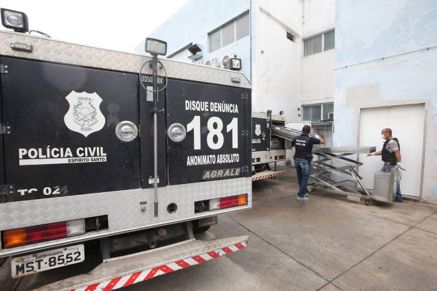 Policiais descarregam um corpo no Instituto de Ciência Forense em Vitória, no Espírito Santo - 09/02/2017 Policiais descarregam um corpo no Instituto de Ciência Forense em Vitória, no Espírito Santo - 09/02/2017
