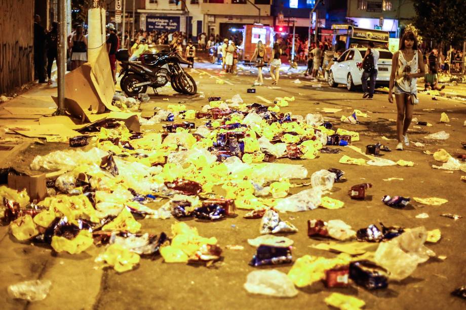 Dispersão e limpeza das ruas da Vila Madalena, na zona oeste de São Paulo, após passagem dos blocos de Carnaval - 18/02/2017