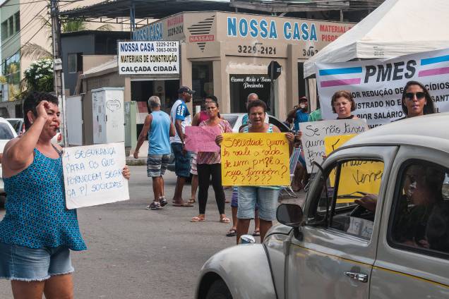 Parentes de policiais militares mostram cartazes durante protesto em apoio à paralisação da categoria na entrada de uma delegacia em Vila Velha, no Espírito Santo - 06/02/2017 Parentes de policiais militares mostram cartazes durante protesto em apoio à paralisação da categoria na entrada de uma delegacia em Vila Velha, no Espírito Santo - 06/02/2017