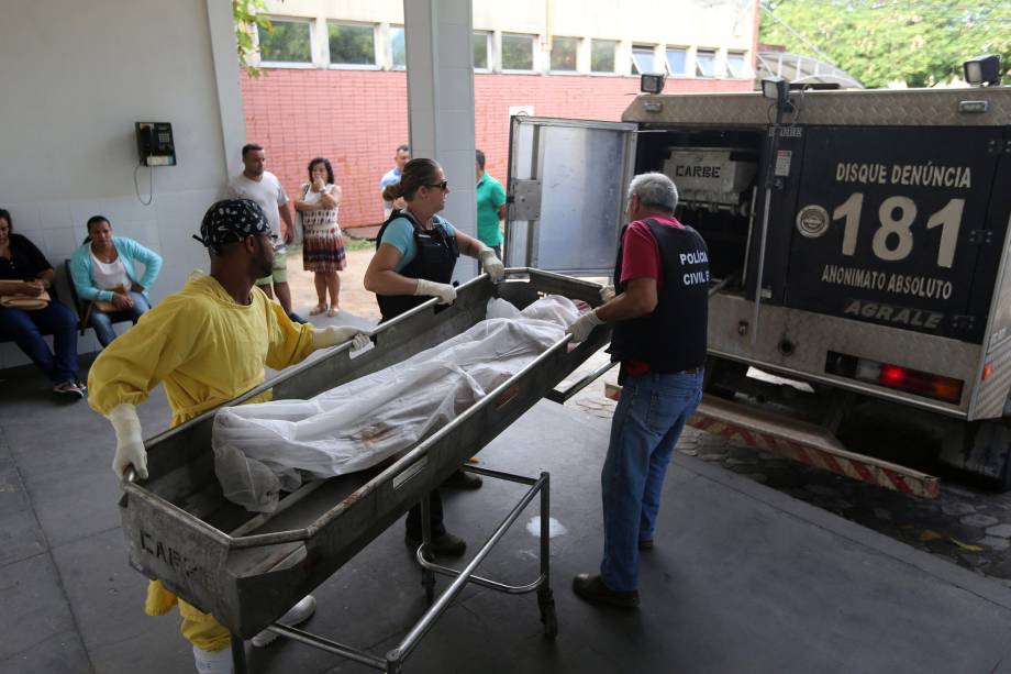 Corpo é conduzido por membros do  Instituto de Ciência Forense em Vitória, durante paralisação dos policiais militares do Espírito Santo - 07/02/2017