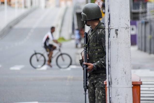Soldados das Forças Armadas realizam patrulhamento nas ruas da cidade de Vitória (ES) na tentativa de conter a onda de violência durante paralisação da polícia militar do estado - 06/02/2017 Soldados das Forças Armadas realizam patrulhamento nas ruas da cidade de Vitória (ES) na tentativa de conter a onda de violência durante paralisação da polícia militar do estado - 06/02/2017