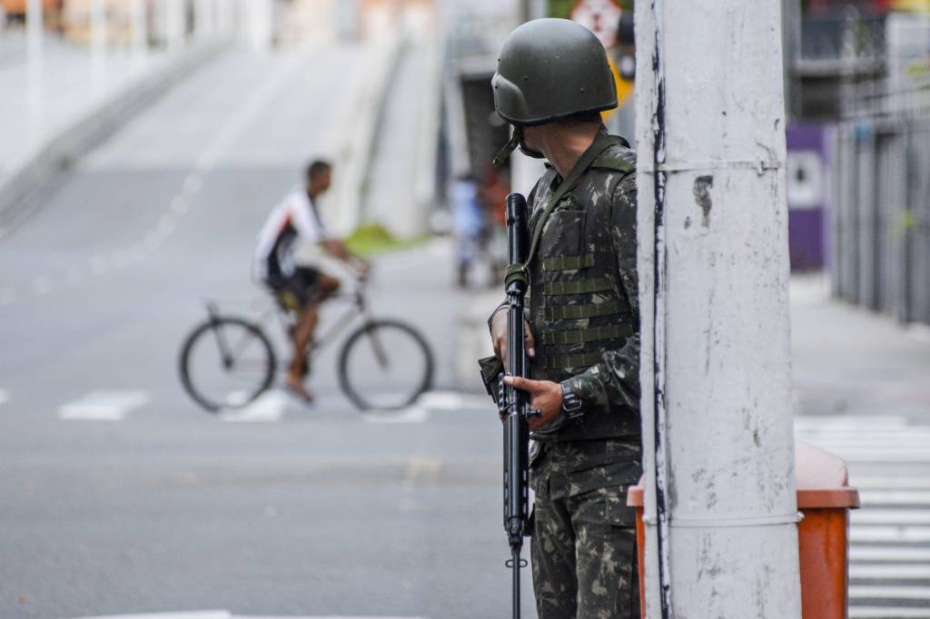 Soldados das For&ccedil;as Armadas realizam patrulhamento nas ruas da cidade de Vit&oacute;ria (ES) na tentativa de conter a onda de viol&ecirc;ncia durante paralisa&ccedil;&atilde;o da pol&iacute;cia militar do estado - 06/02/2017