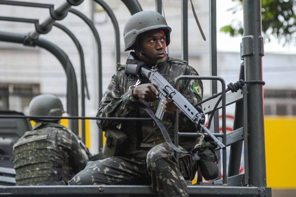 Soldados das For&ccedil;as Armadas realizam patrulhamento nas ruas da cidade de Vit&oacute;ria (ES) na tentativa de conter a onda de viol&ecirc;ncia durante paralisa&ccedil;&atilde;o da pol&iacute;cia militar do estado - 06/02/2017