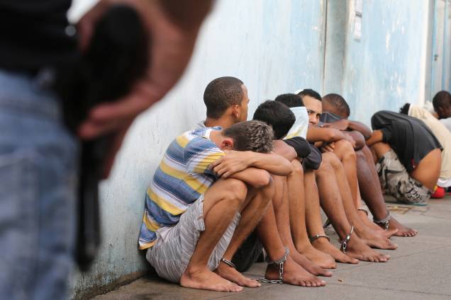 Suspeitos de roubarem lojas são detidos pela Polícia Civil em Vitória, no Espírito Santo - 07/02/2017 Suspeitos de roubarem lojas são detidos pela Polícia Civil em Vitória, no Espírito Santo - 07/02/2017