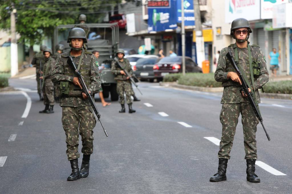 Ex&eacute;rcito faz a seguran&ccedil;a no Bairro Maru&iacute;pe, em Vit&oacute;ria (ES). O Esp&iacute;rito Santo est&aacute; sem a PM nas ruas porque protestos de familiares dos policiais bloqueiam as sa&iacute;das dos batalh&otilde;es. As fam&iacute;lias pedem reajuste salariam para a categoria, que &eacute; proibida de fazer greve - 07/02/2017