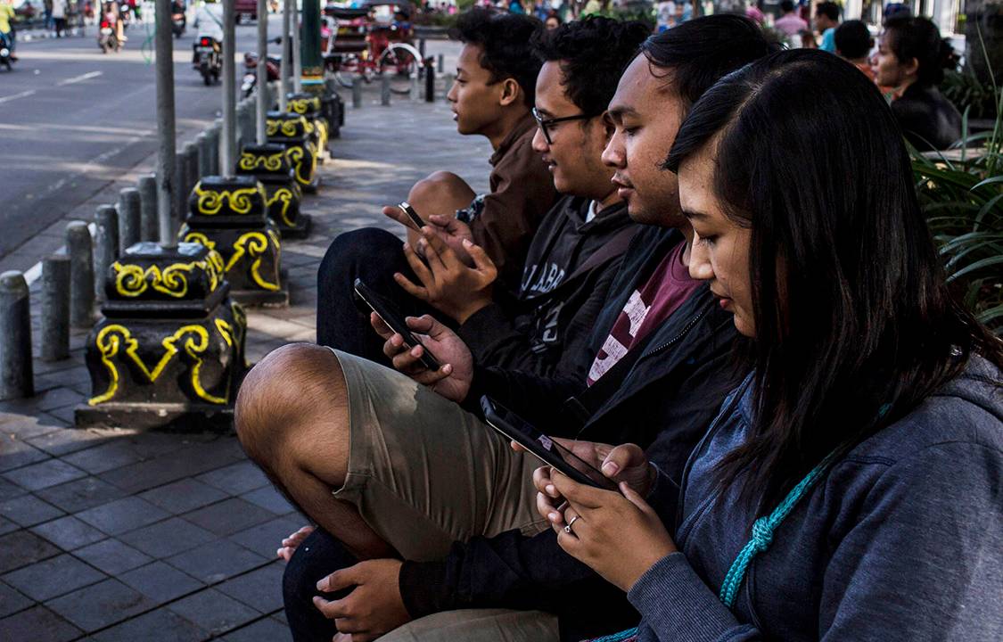 Pessoas usando celular