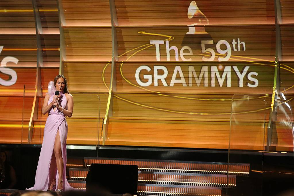 A cantora Jennifer Lopez durante a cerim&ocirc;nia da 59&ordf; edi&ccedil;&atilde;o da maior premia&ccedil;&atilde;o da m&uacute;sica no Staples Center, em Los Angeles, nos Estados Unidos - 12/02/2017
