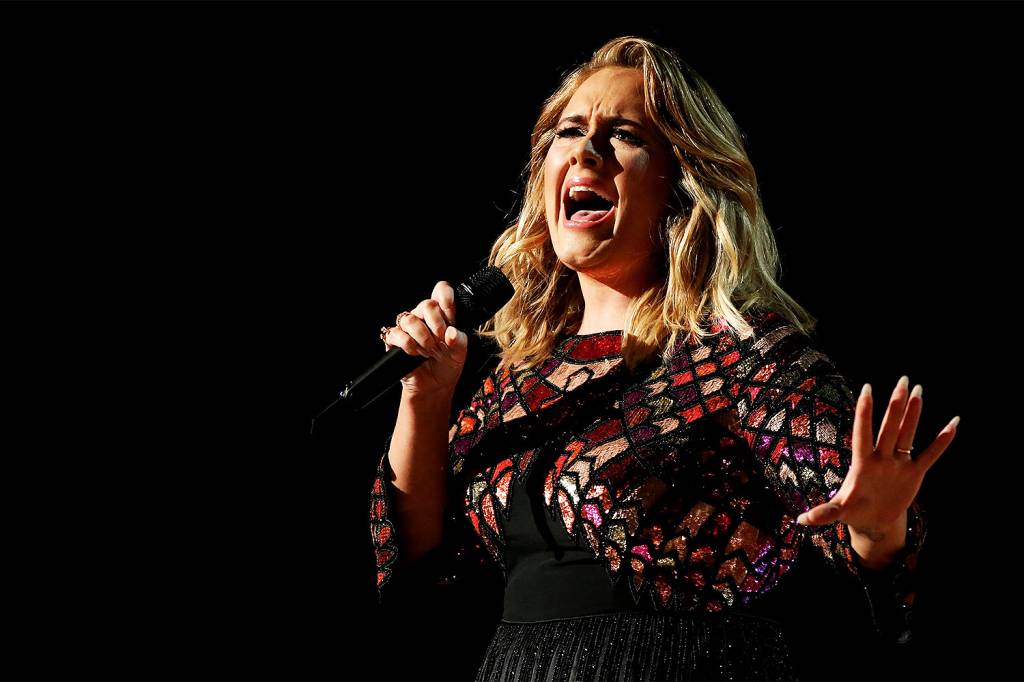 A cantora Adele durante a cerim&ocirc;nia da 59&ordf; edi&ccedil;&atilde;o do Grammy no Staples Center, em Los Angeles, nos Estados Unidos - 12/02/2017